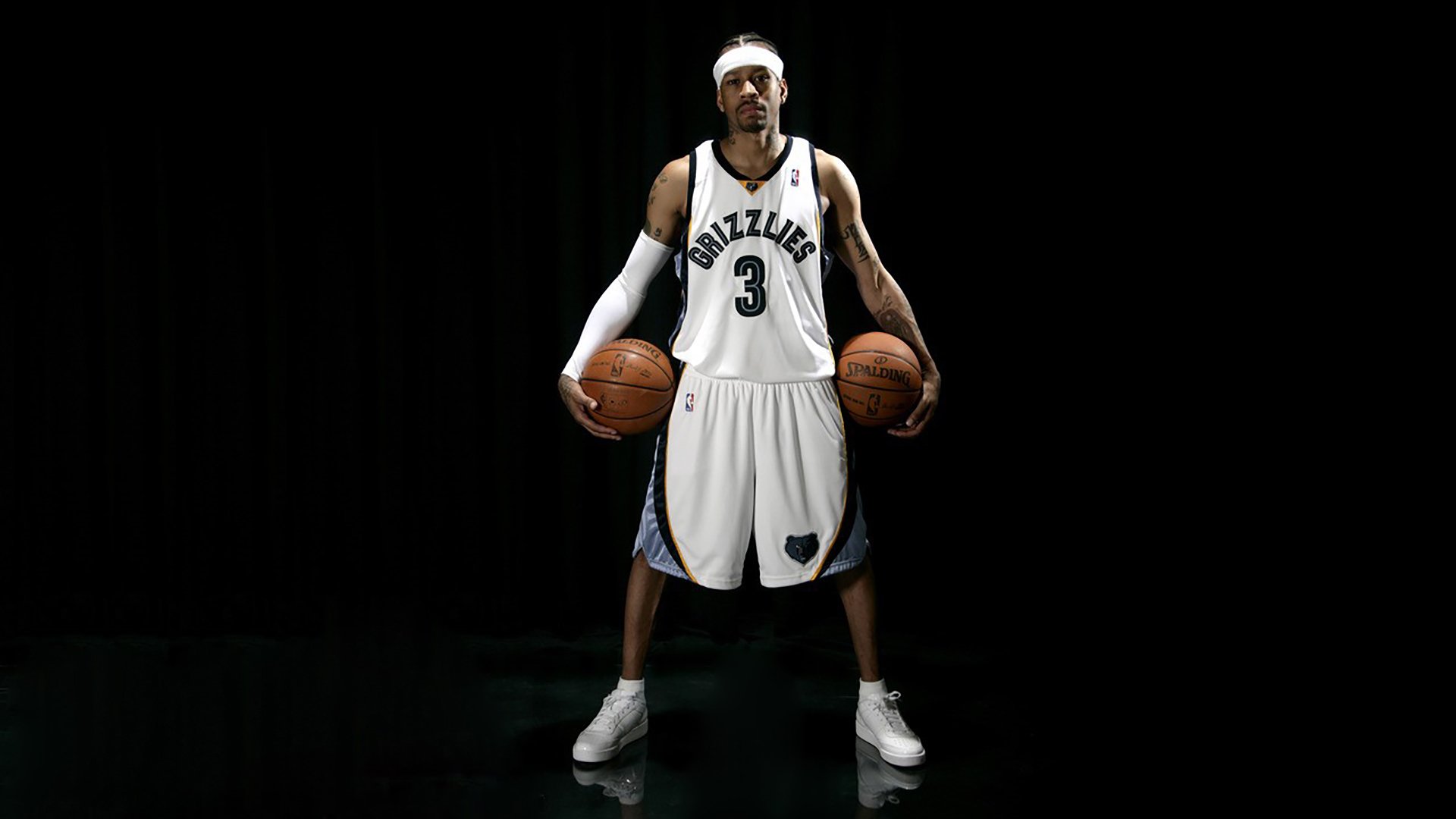 体育科技:苹果 Vision Pro 今日上线 NBA 季后赛专属“场边视角”,支持实时数据叠加。